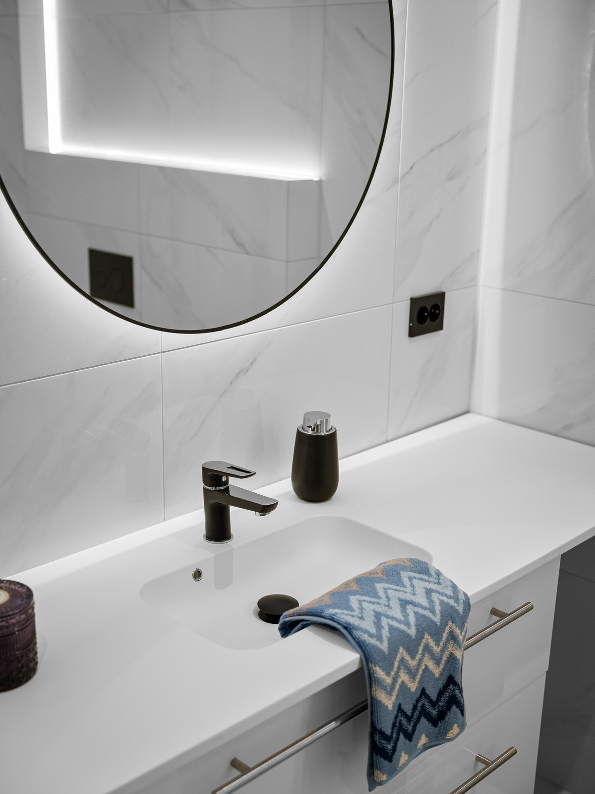 Flotte detaljer med lyslister og lys bak speil. Galleribilde