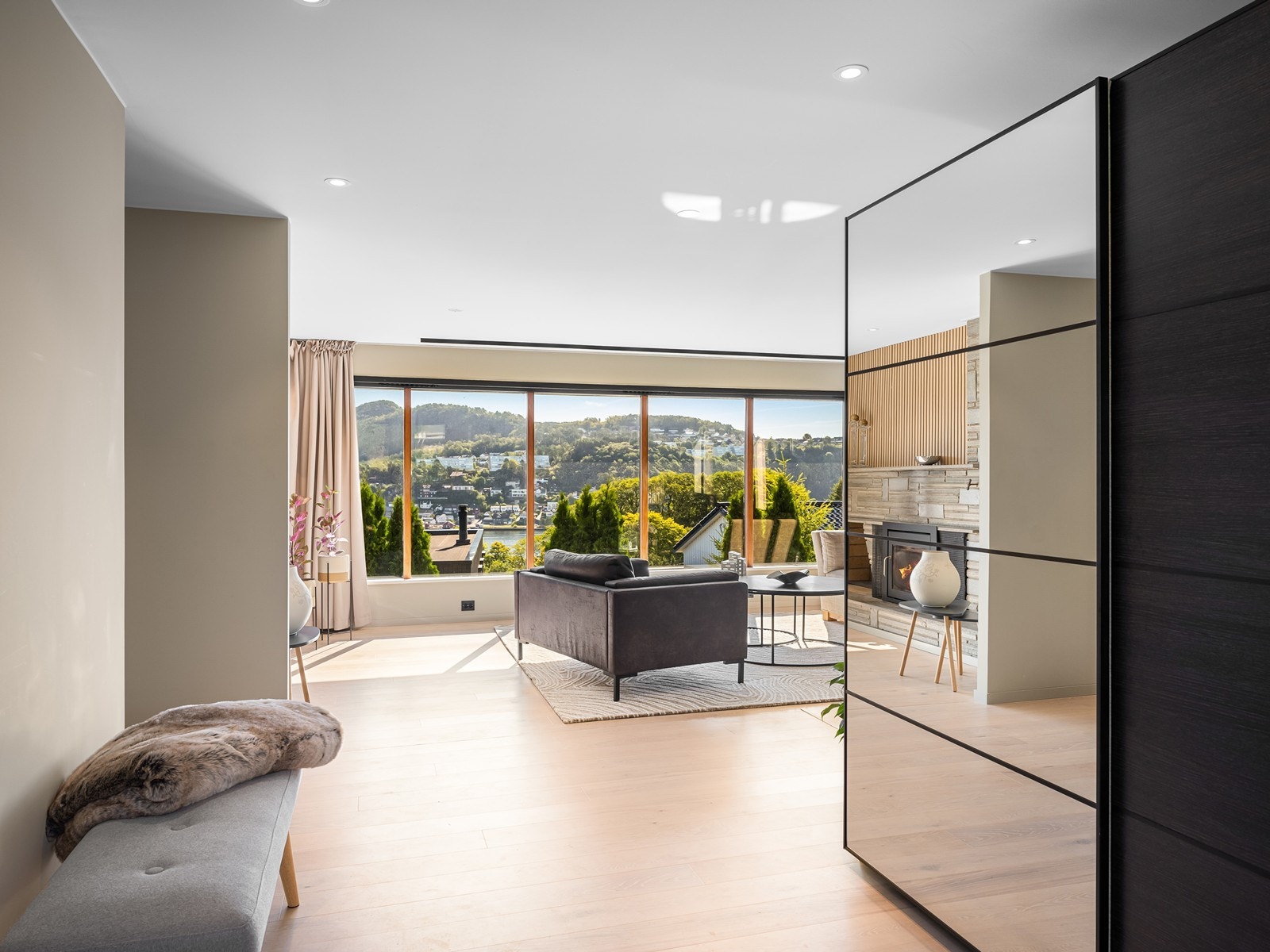 Spotter i tak og romslig skyvedørsgarderobe som medfølger i handelen. Galleribilde