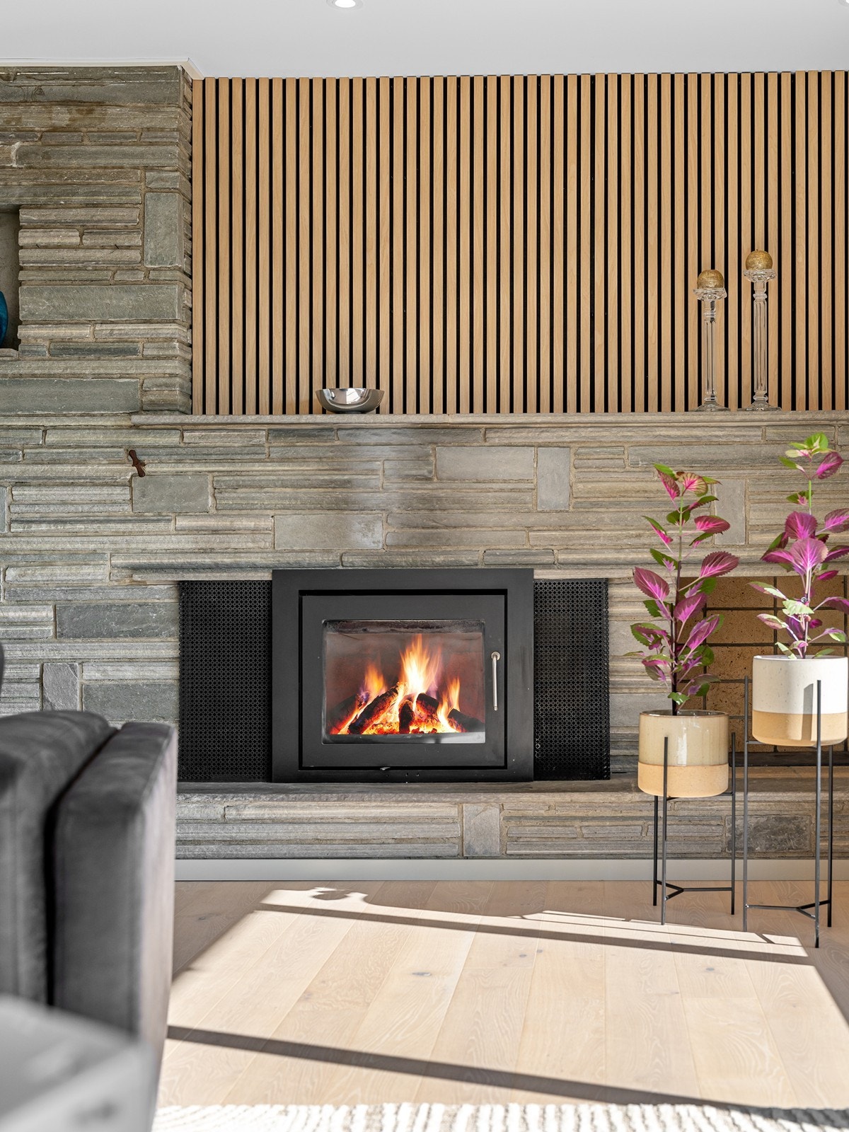 Peisovn i skifer med flotte detaljer. Galleribilde