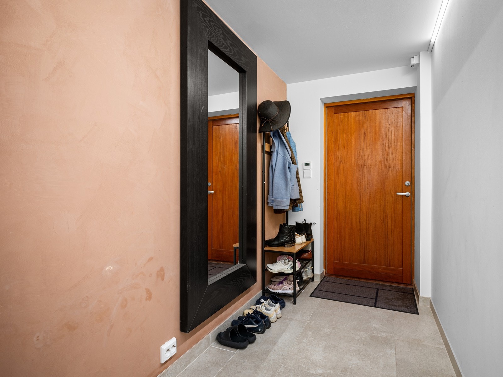 Entré/gang i sokkeletasjen med fliser og vannbåren gulvvarme. Galleribilde