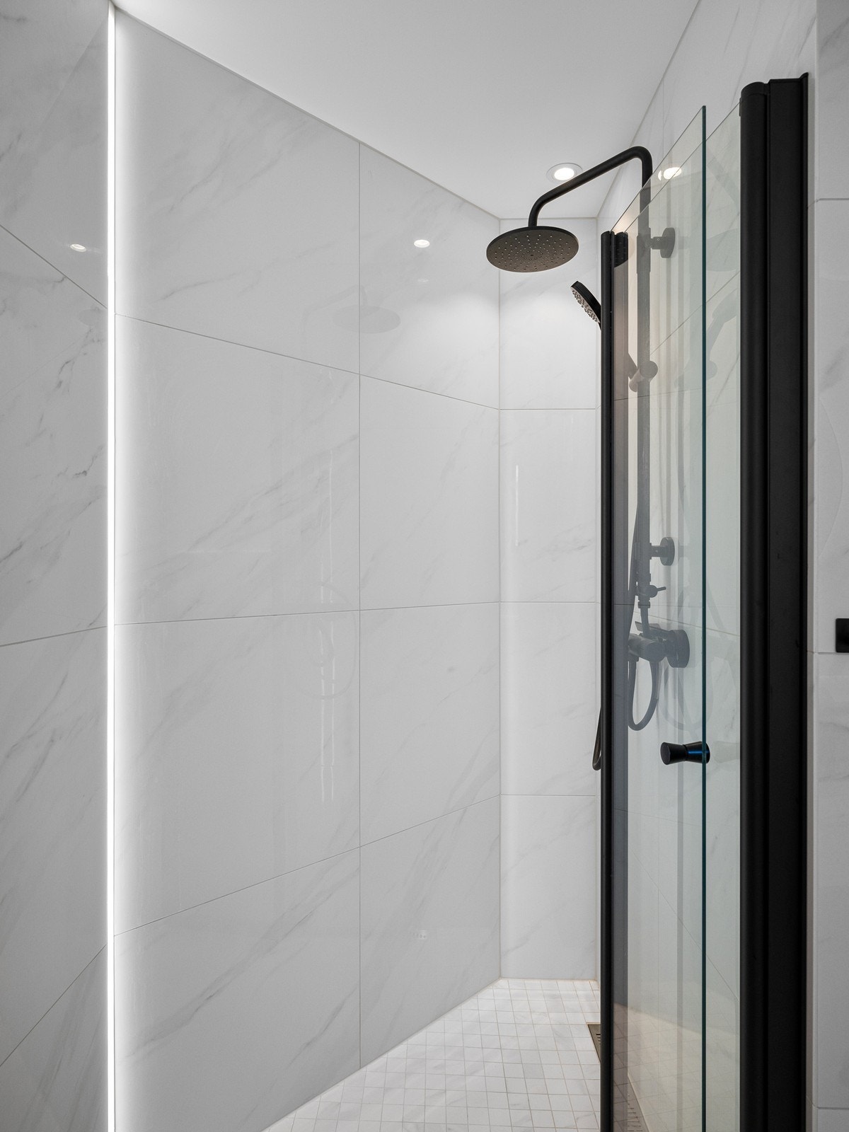 Romslig dusjnisje med mosaikkfliser på gulv. Galleribilde