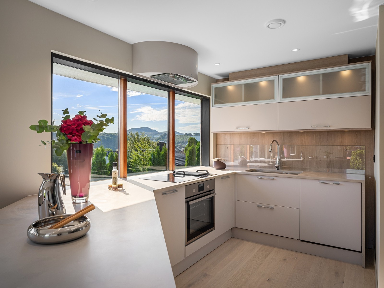 Flotte detaljer som flislagte vindusposter og underlimt vask. Galleribilde