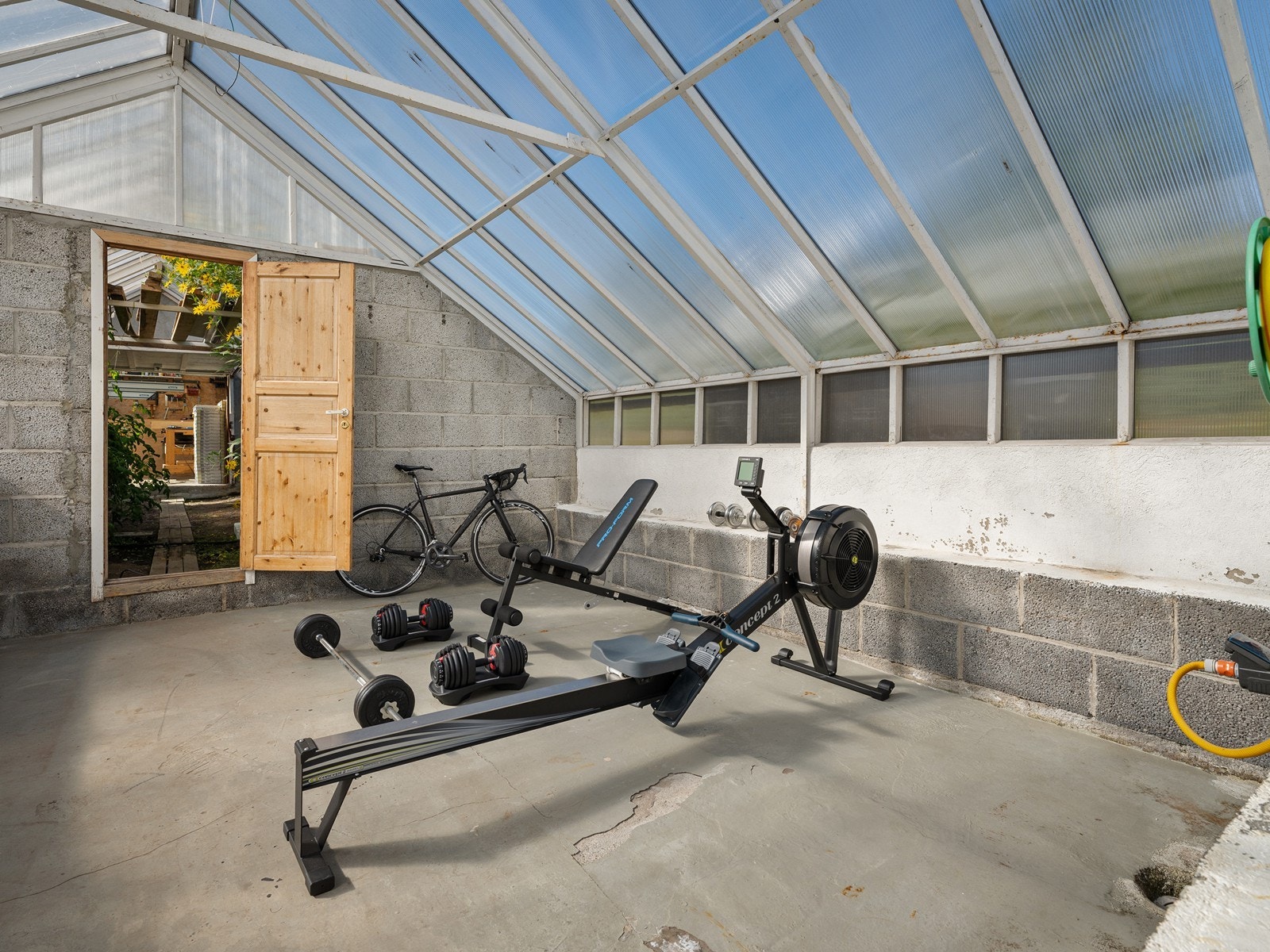 Drivhuset deles i to av tomtgrensen, og delen tilhørende denne eiendommen er på ca. 49m2. Her har man et stort rom belagt med varmekabler og videre selve drivhuset. Galleribilde