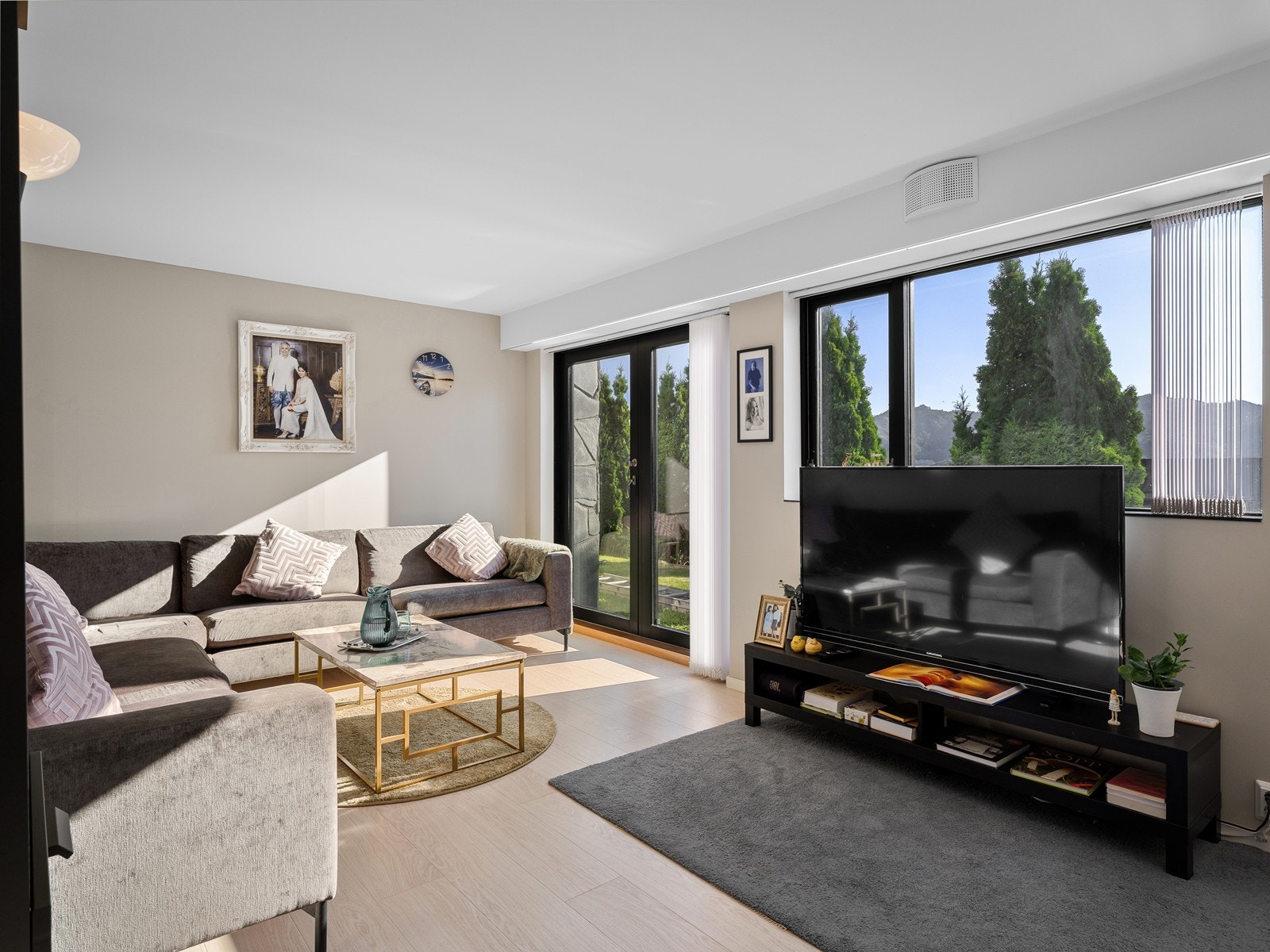 Leiligheten har eget sikringsskap med egen elbil-lader, eget balansert ventilasjonsanlegg, egen Altibox hjemmesentral og egen varmtvannsbereder for tappevann. Galleribilde