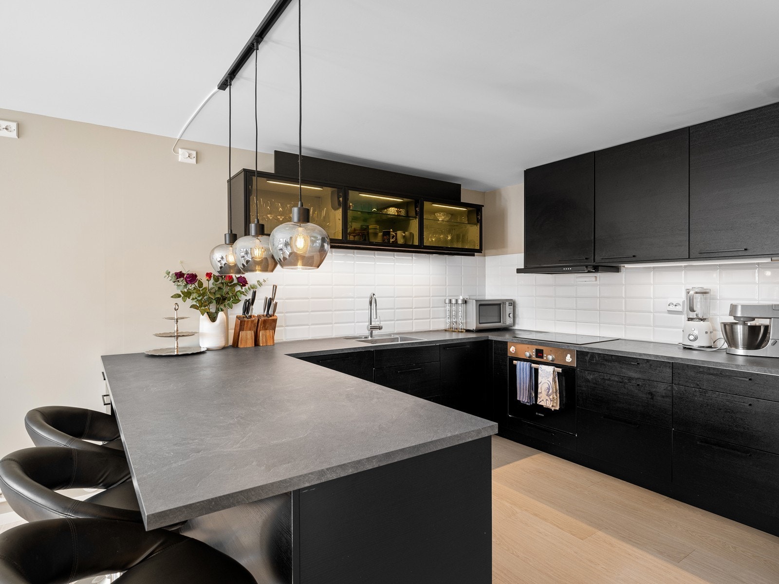 Meget pen og romslig kjøkkeninnredning med integrert stekeovn, platetopp og oppvaskmaskin som medfølger i handelen. Galleribilde