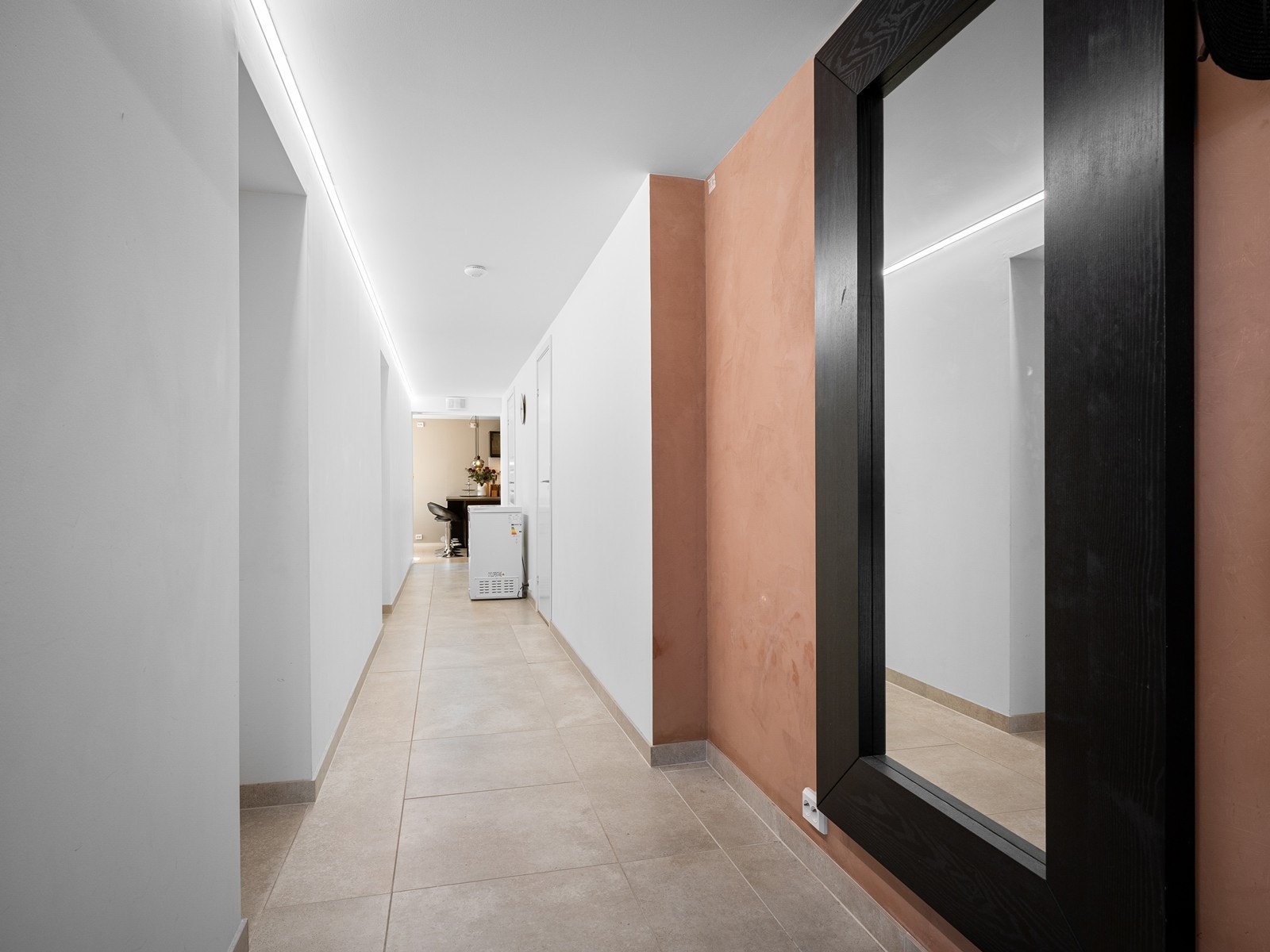 Rommene i leiligheten er godkjent som rom for varig opphold ihht. bruksendring datert 06.09.24, men denne godkjenningen betinger direkte adkomst imellom etasjene (se alternativ planløsning). Galleribilde