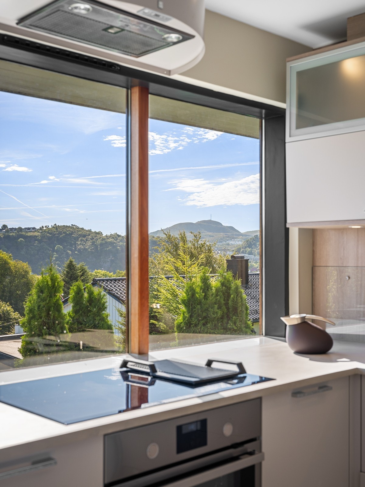 Benkeplaten glir over i flislagte vindusposter. Galleribilde