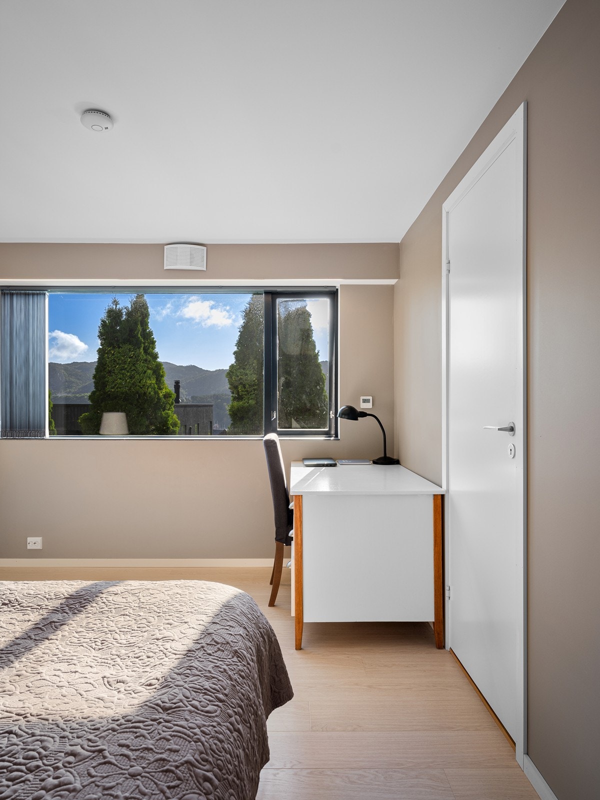 Soverom 1 av 2 i underetasjen med store skyvedørsgarderobe. Galleribilde