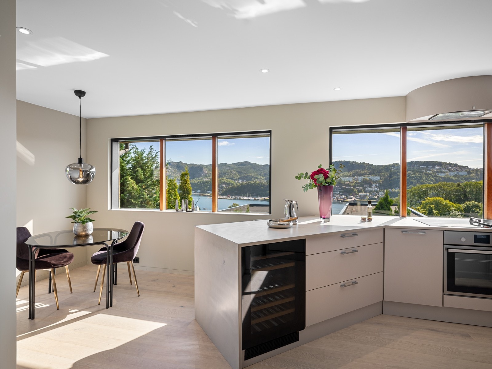 Kjøkken/allrom ligger adskilt fra stuen, og også her har man flott én-stavs parkett og vannbåren gulvvarme. Galleribilde