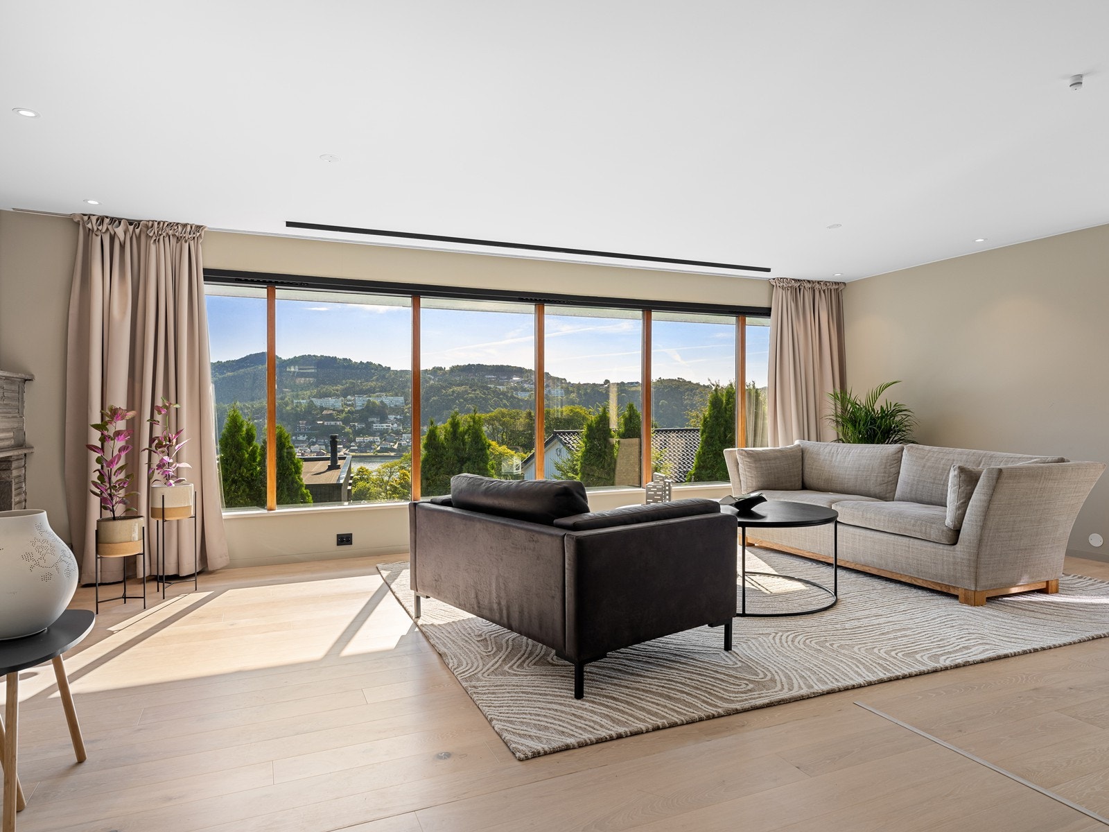 Én-stavs parkett og vannbåren gulvvarme i stuen. Galleribilde