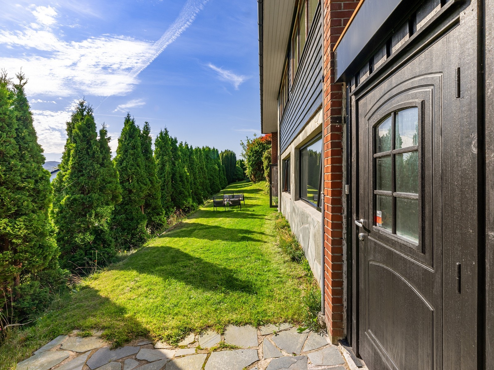 Inngangsparti til sokkeletasjen hvor man har én bod tilhørende hovedenhet samt separat leilighet. Galleribilde