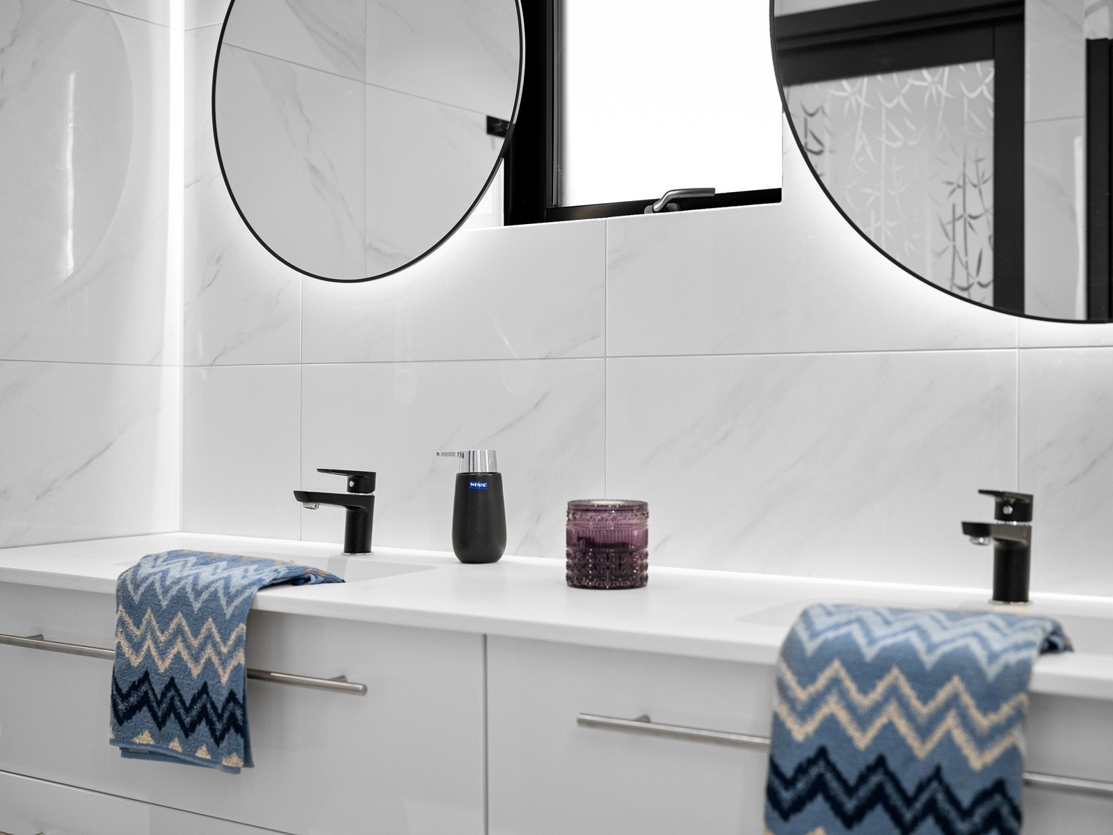 Dobbel servant i stor seksjon. Galleribilde