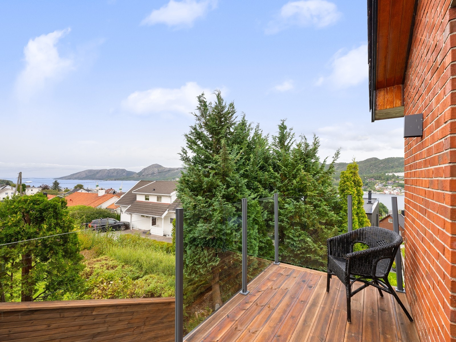 Veranda med glassrekkverk. Galleribilde