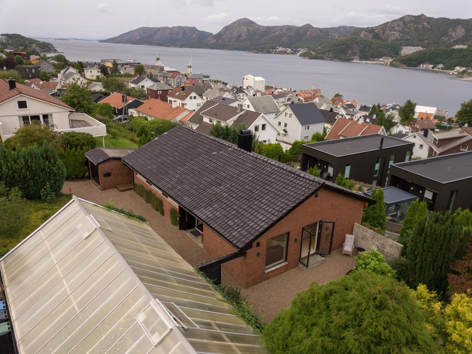 Nydelig beliggenhet i et skrånende terreng som gir en flott utsikt utover Gandsfjorden. Galleribilde