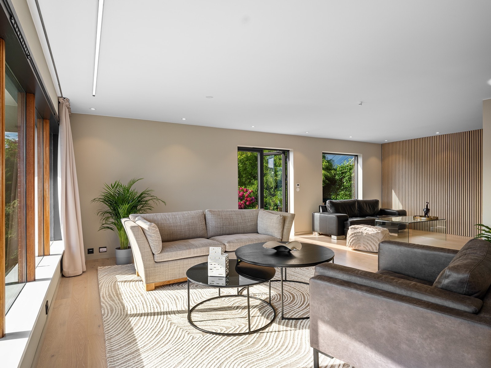 Det er installert egen Altibox hjemmesentral både i 1. etasje og i sokkeletasjen. Galleribilde