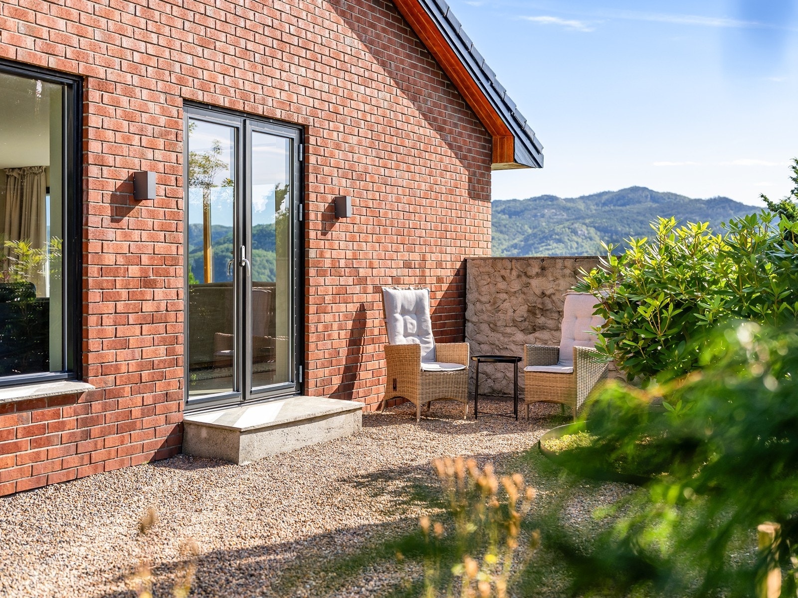 Boligen ble omfattende oppusset/renovert i perioden 2022-2024. Utleid del av underetasjen ble godkjent som rom for varig opphold jfr bruksendring datert 06.09.24, men denne godkjenningen betinger direkte adkomst i mellom etasjene. Galleribilde