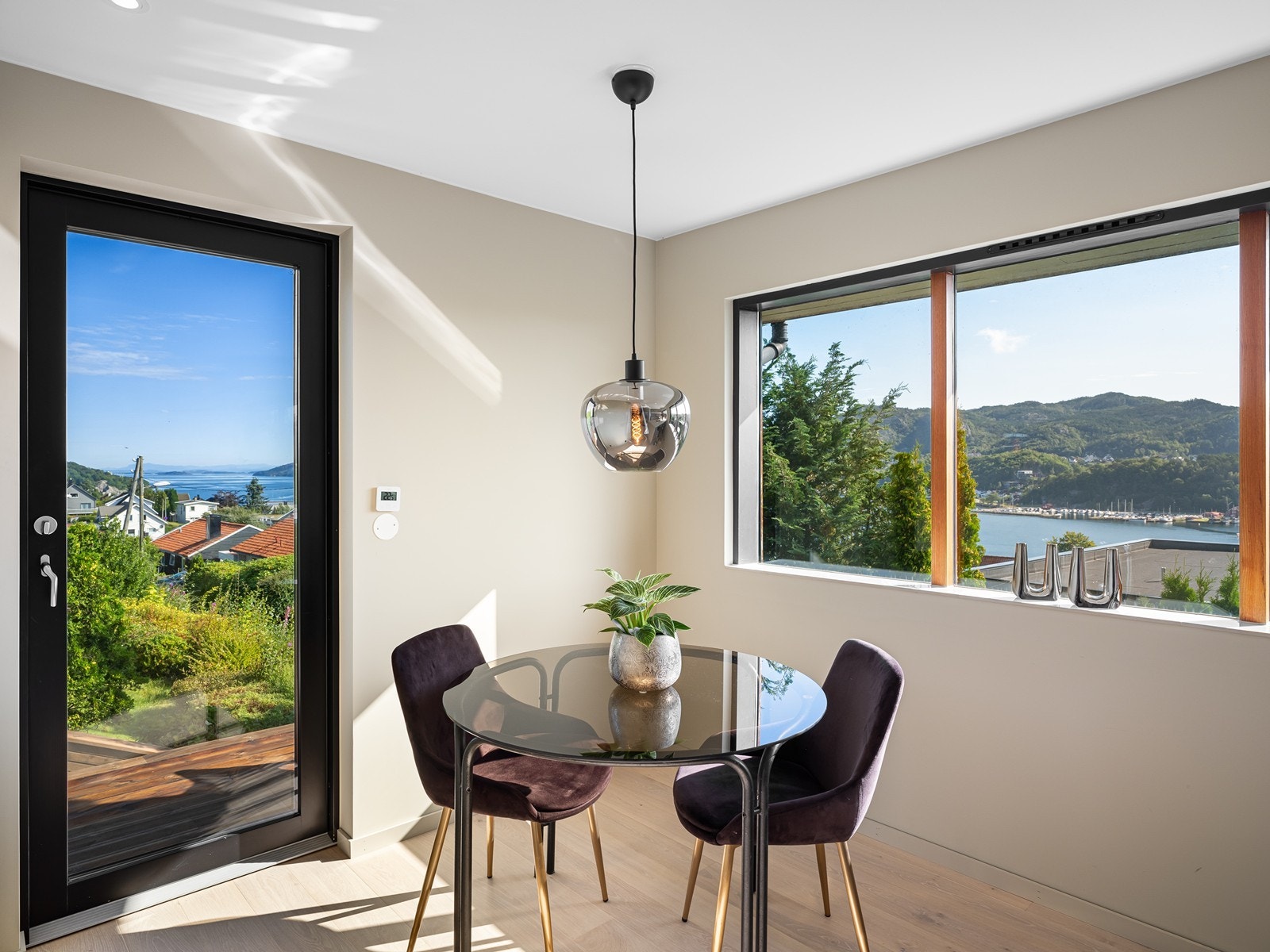 Spiseplass med flott utsikt og utgang til veranda. Galleribilde
