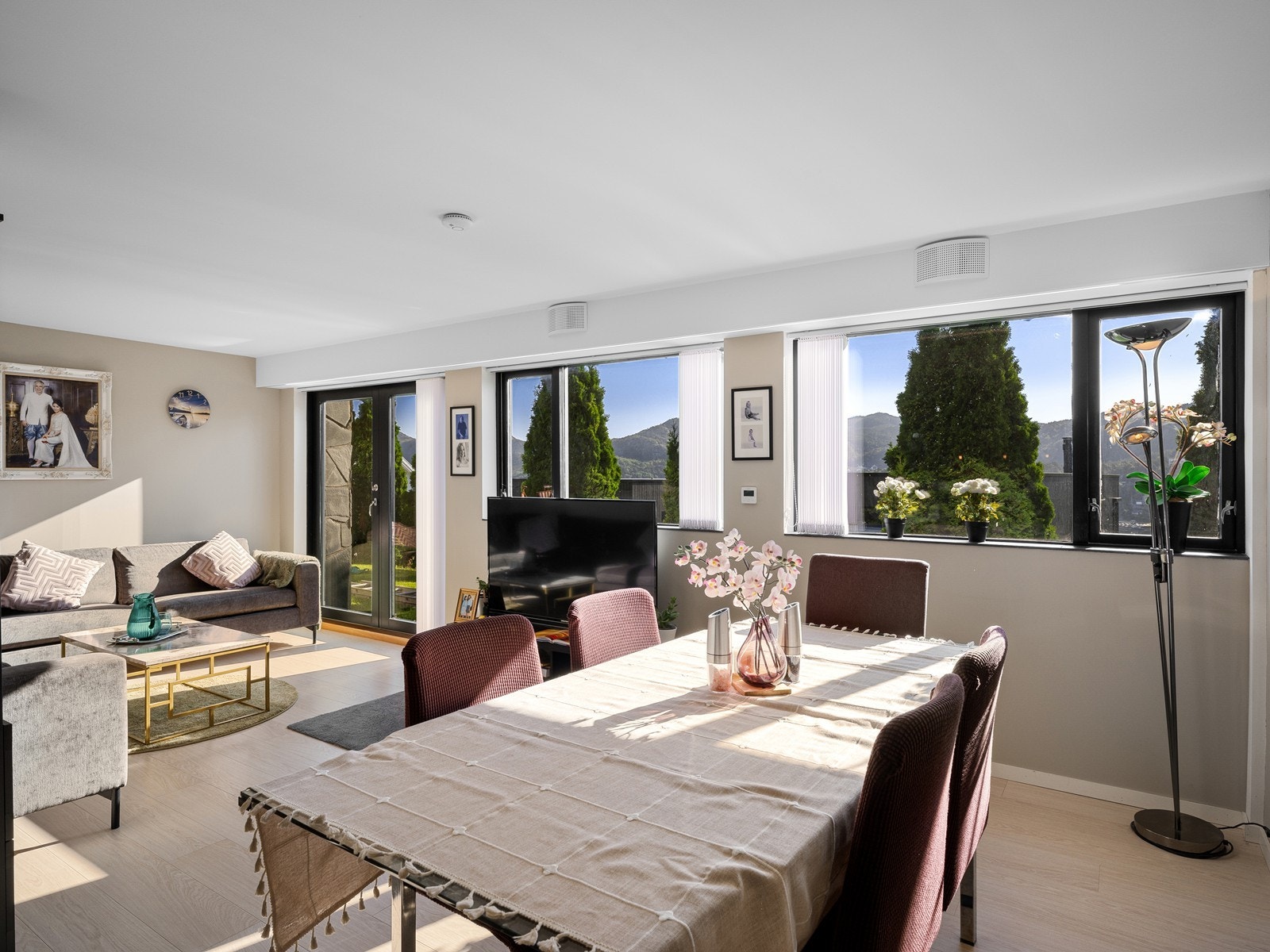 Pent opparbedet med laminat på gulv og vannbåren gulvvarme. Galleribilde