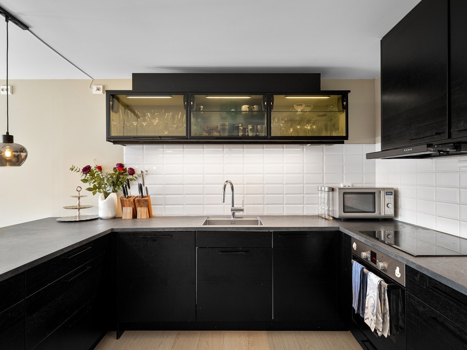 Stor og meget innholdsrik kjøkkeninnredning med gode arbeidsflater og mye skapplass. Galleribilde