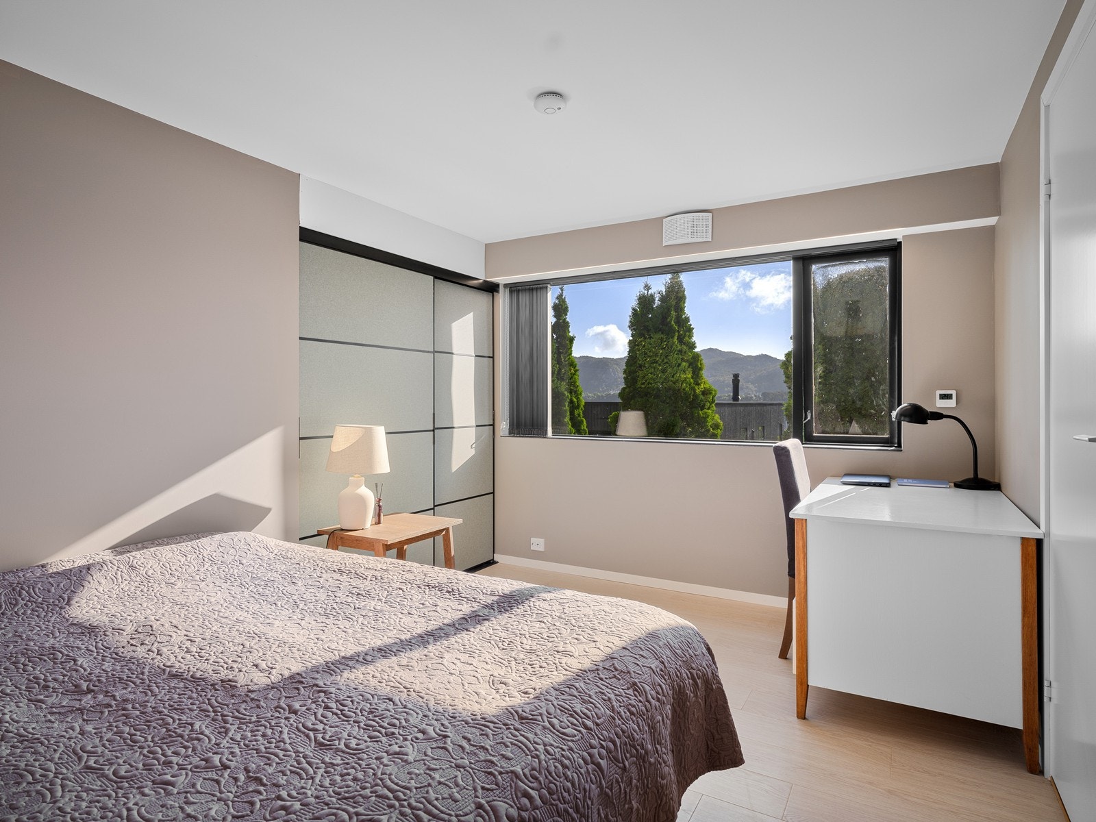 Soverom 1 av 2 i underetasjen med store skyvedørsgarderobe. Galleribilde