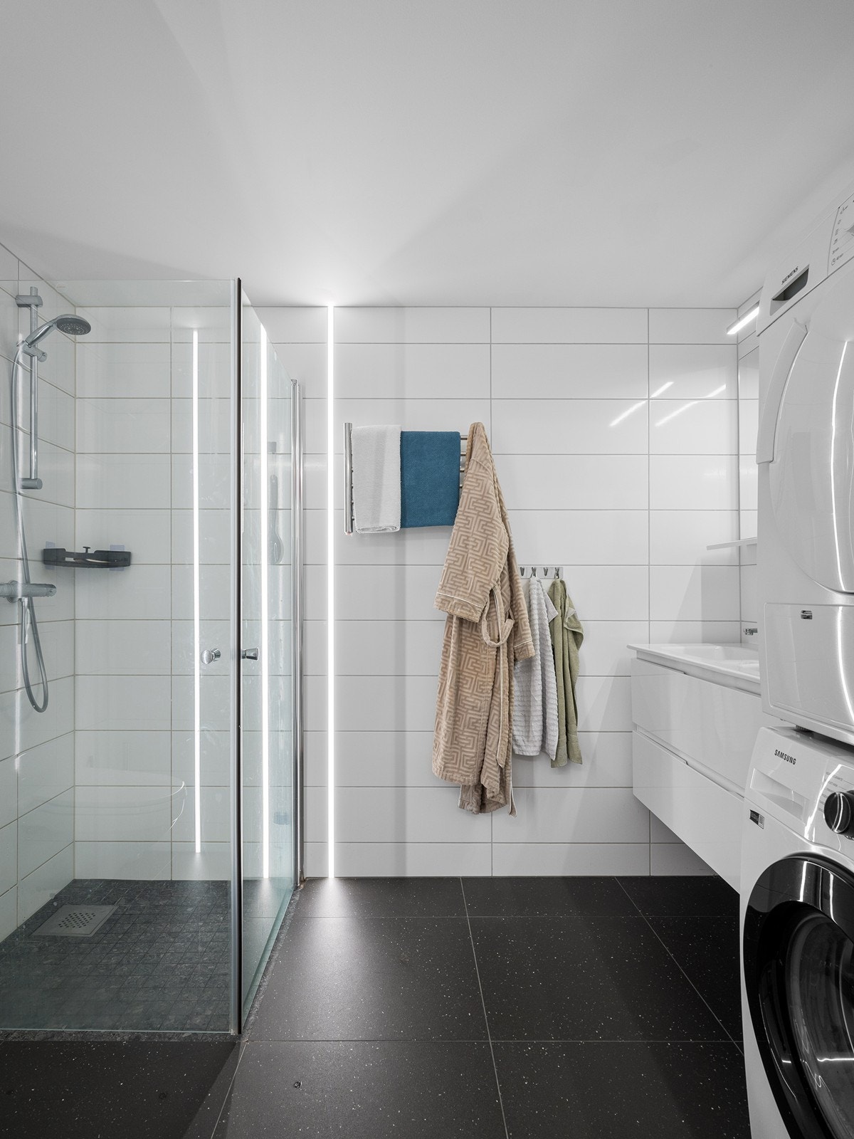 God planløsning med dobbel servant i seksjon, dusjnisje, vegghengt wc samt opplegg for vaskemaskin/tørketrommel. Galleribilde