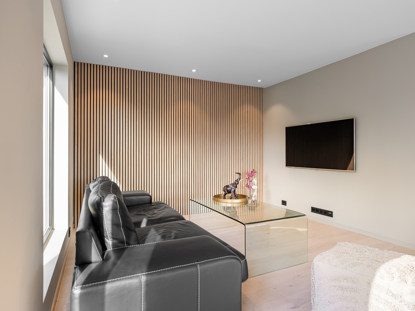 Fine detaljer med spilevegg og listefrie vinduskarmer. Galleribilde