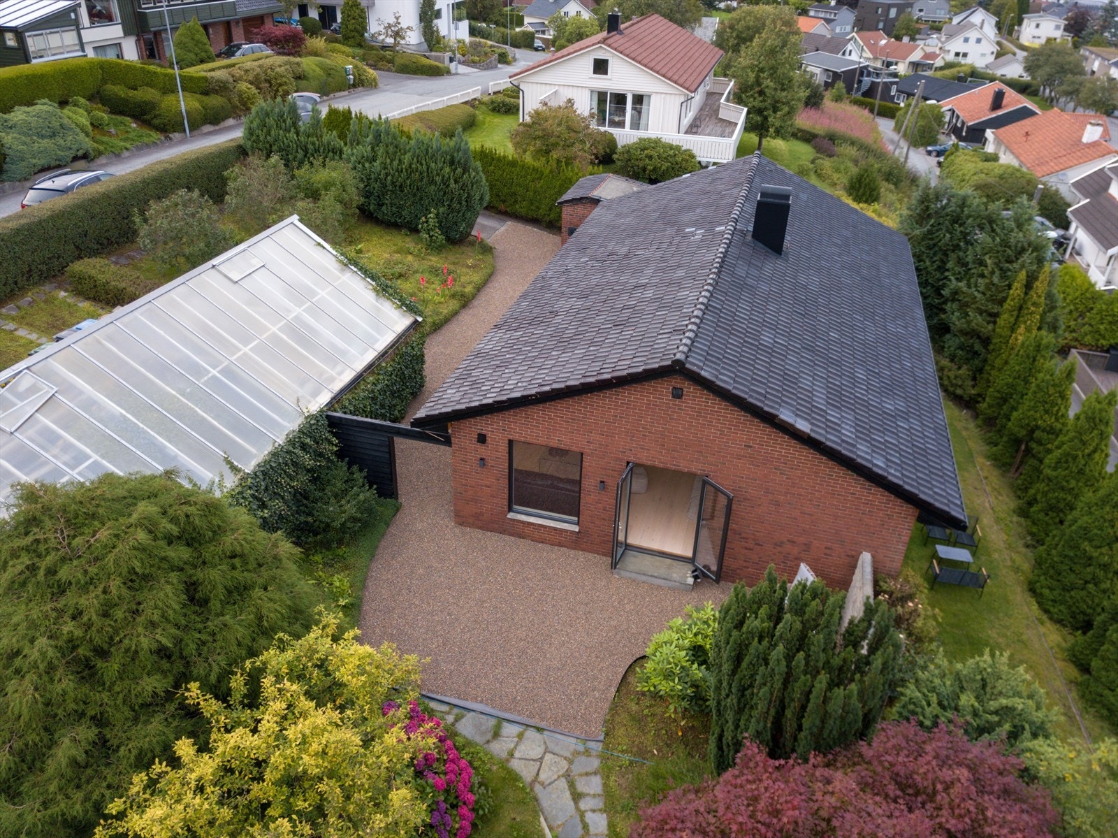 Gjennomført og pent opparbeidet uteområde. Galleribilde