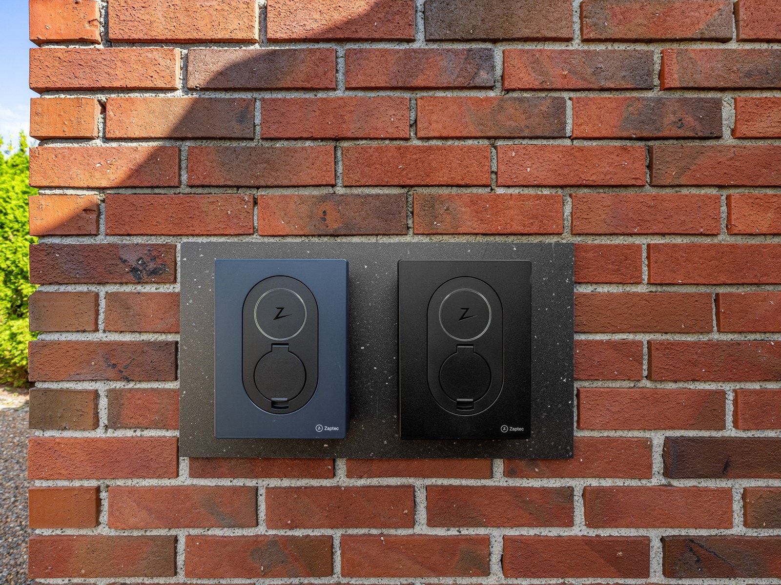 Én elbil-lader til hver av boenhetene som er koblet til hvert sitt sikringsskap. Galleribilde