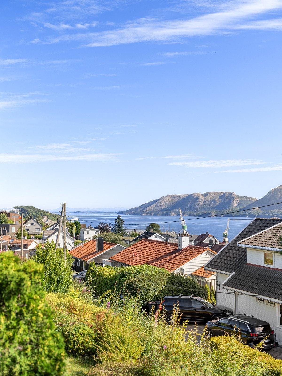 Utsikt fra veranda mot Gandsfjorden og Lifjell. Galleribilde