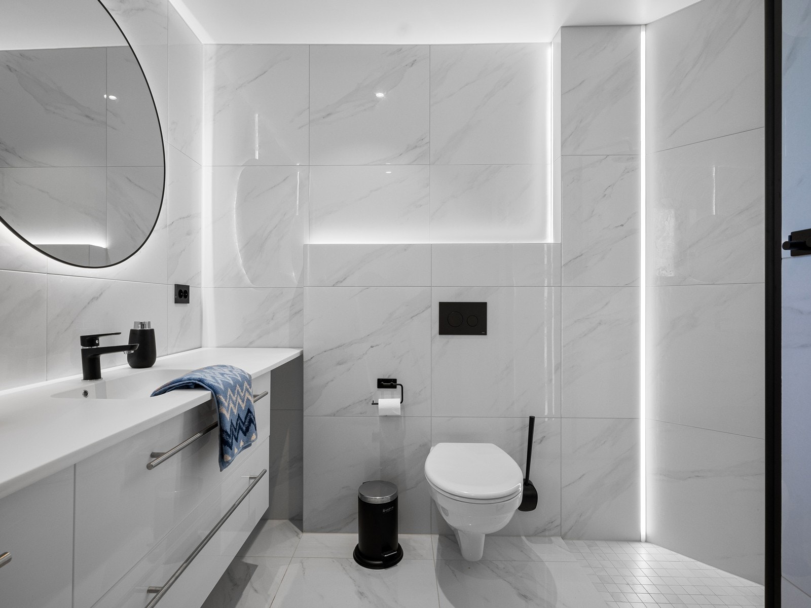 Et lekkert, gjennomført bad med mange lekre detaljer. Galleribilde