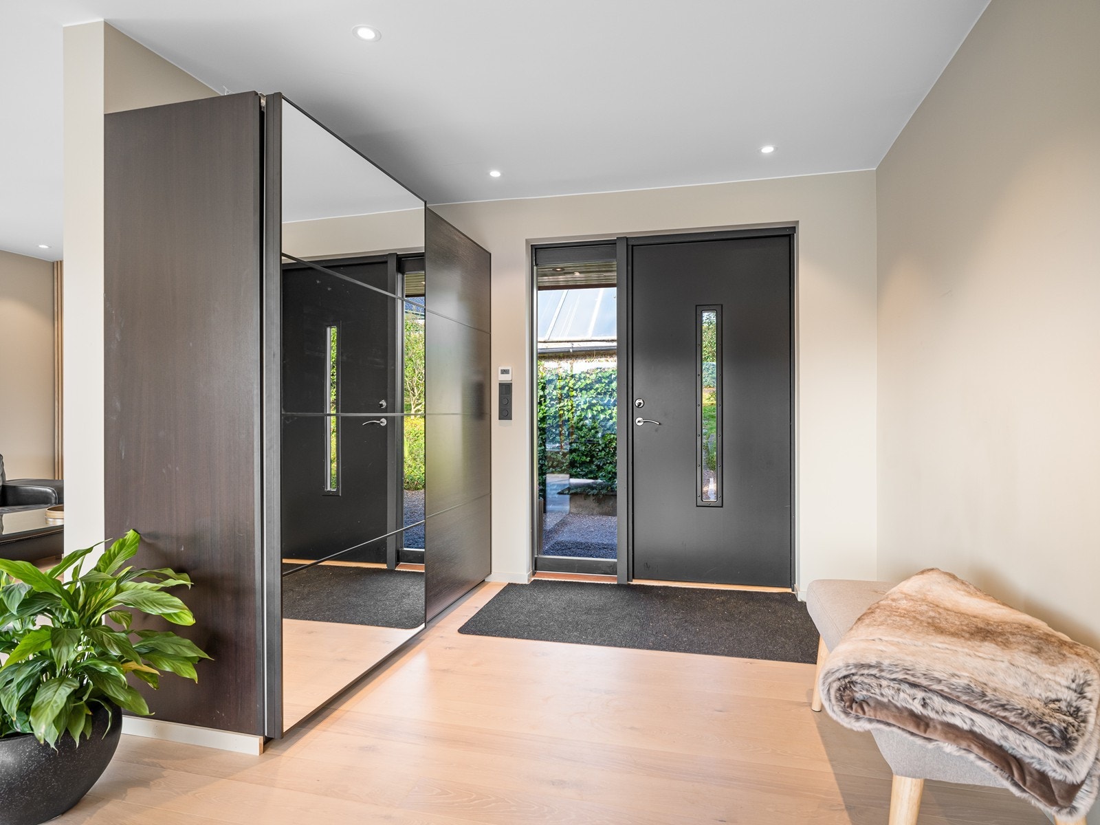 Lys og pen gang med én-stavs parkett på gulv og vannbåren gulvvarme. Galleribilde