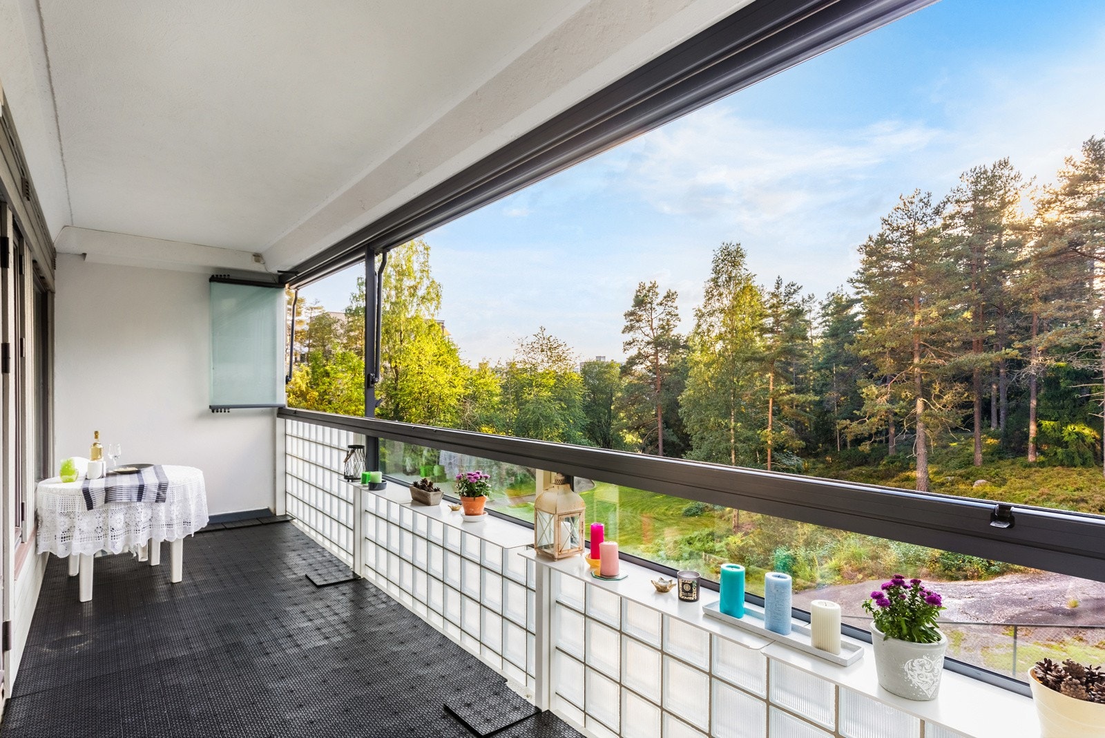 Balkongen vender mot vest noe som gir fantastiske solforhold. Galleribilde