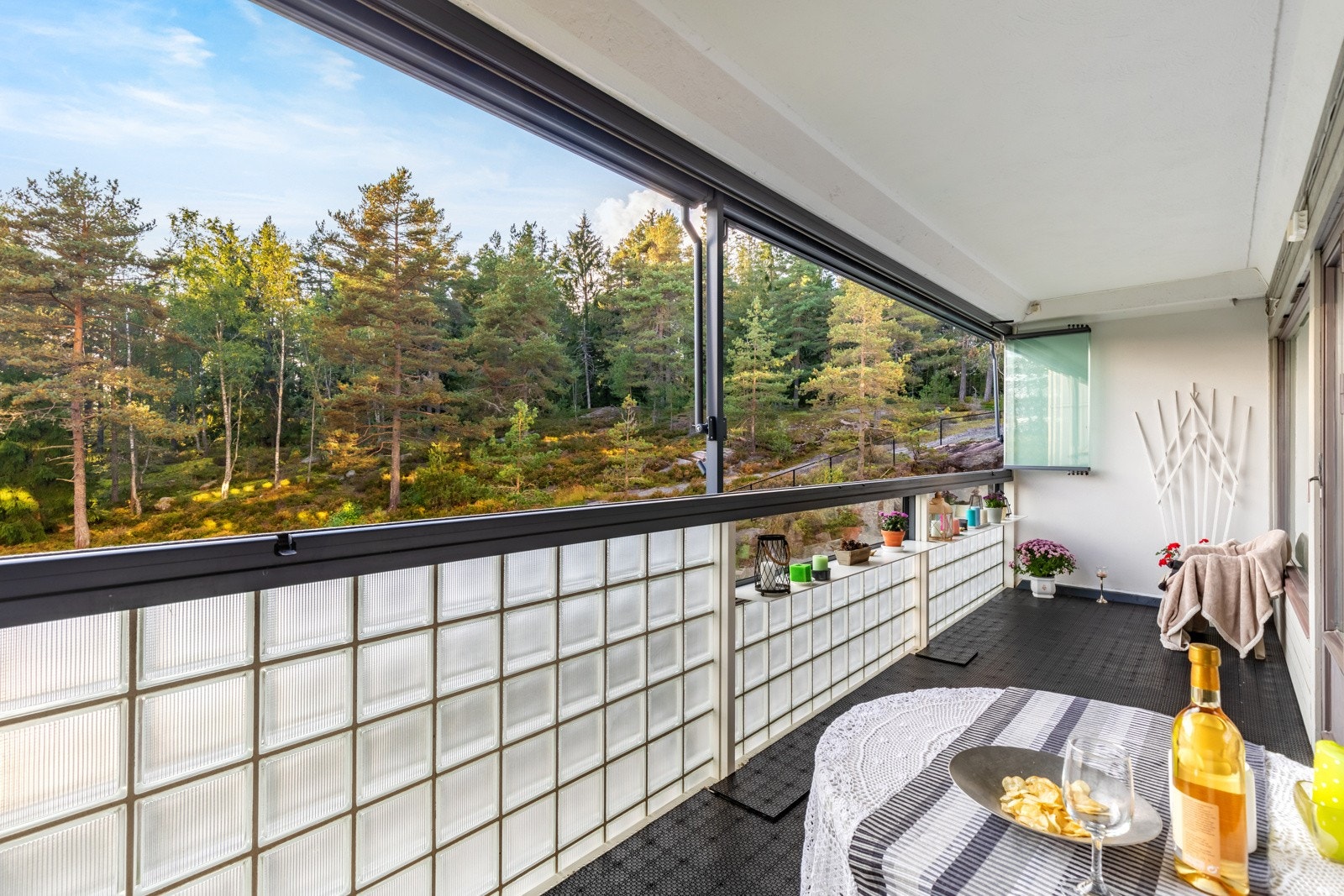 Den innglassede balkongen på ca. 12 m² fungerer som et forlenget uterom. Galleribilde