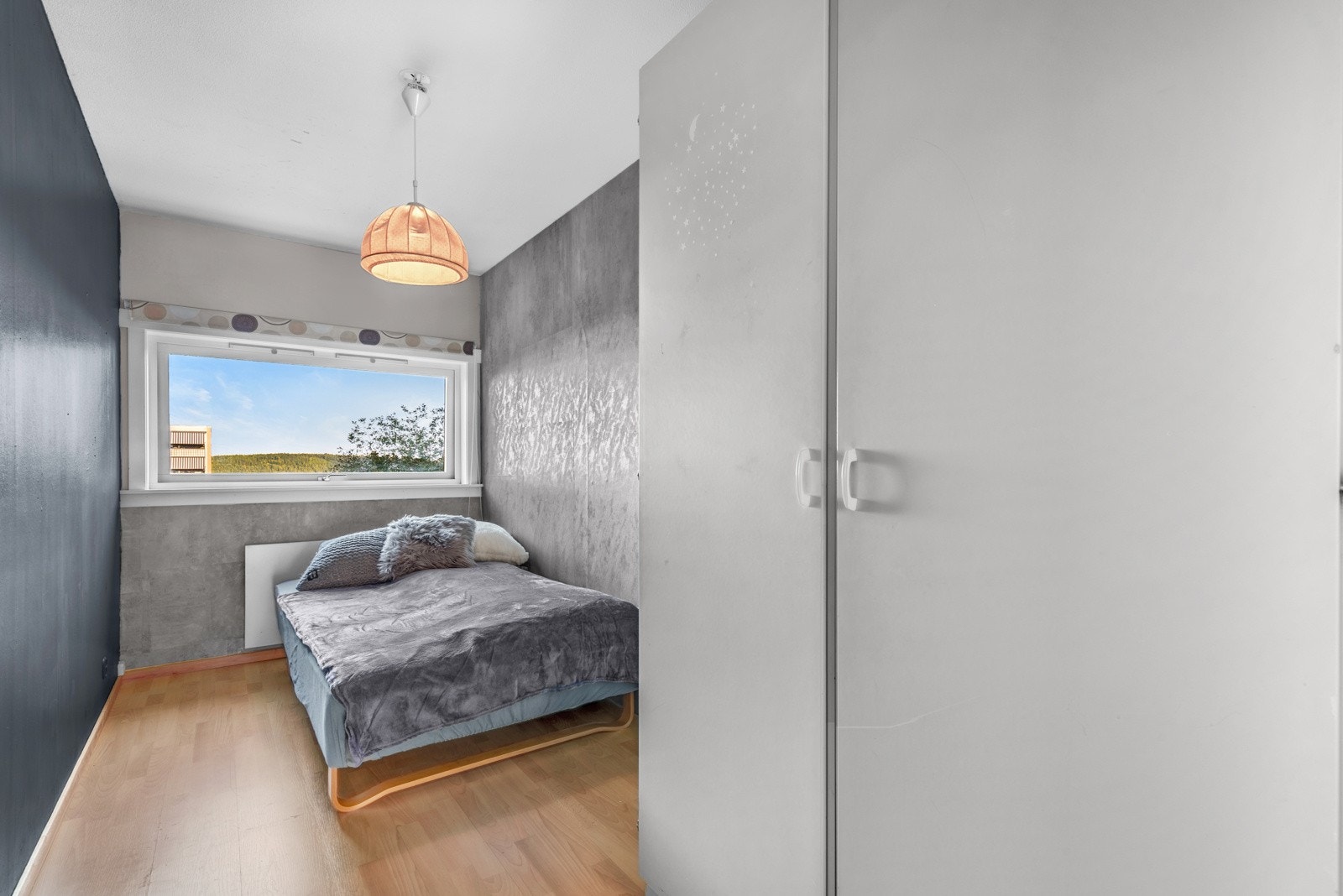 Hovedsoverom med god plass til en dobbeltseng og nattbord, samt innebygde oppbevaringsløsninger. Galleribilde