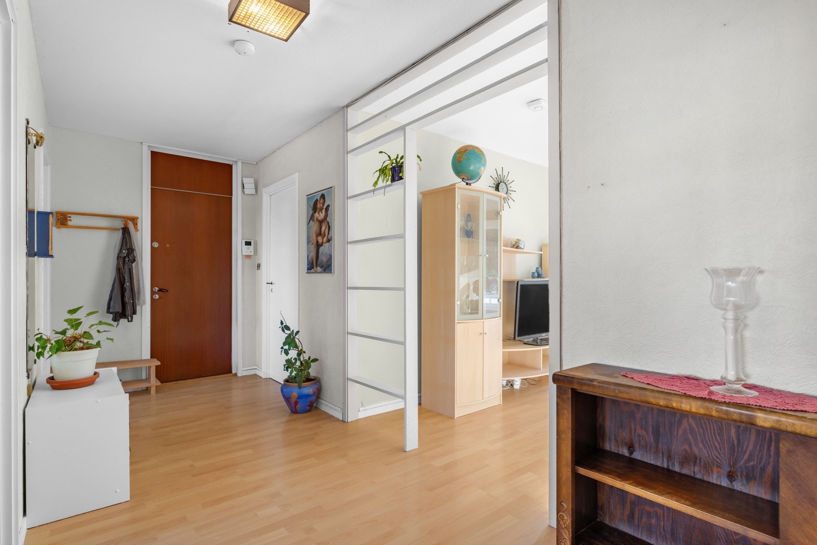 Romslig og praktisk entré med god plass til å henge fra deg yttertøy og sko. Galleribilde