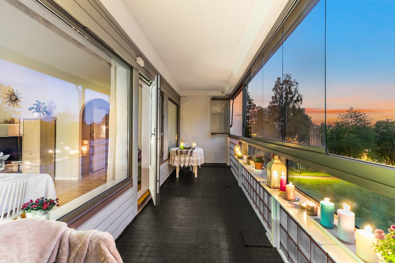 Balkongen er utstyrt med stikkontakt og belysningsmuligheter. Galleribilde