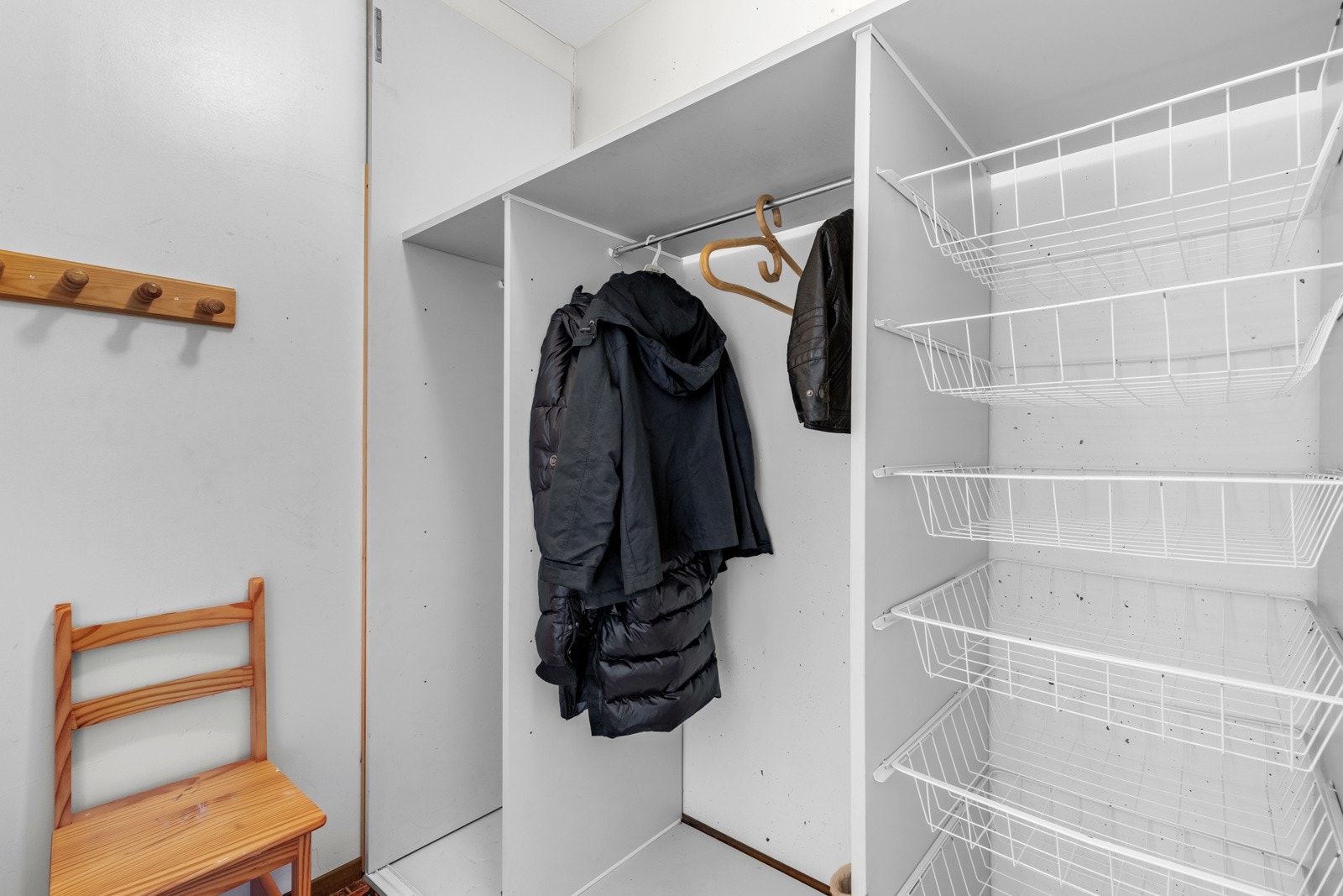 I entréen finner du også en innvendig bod som er perfekt for lagring. Leligheten disponerer også 2 ekstrerne boder på totalt 5 kvm. Galleribilde