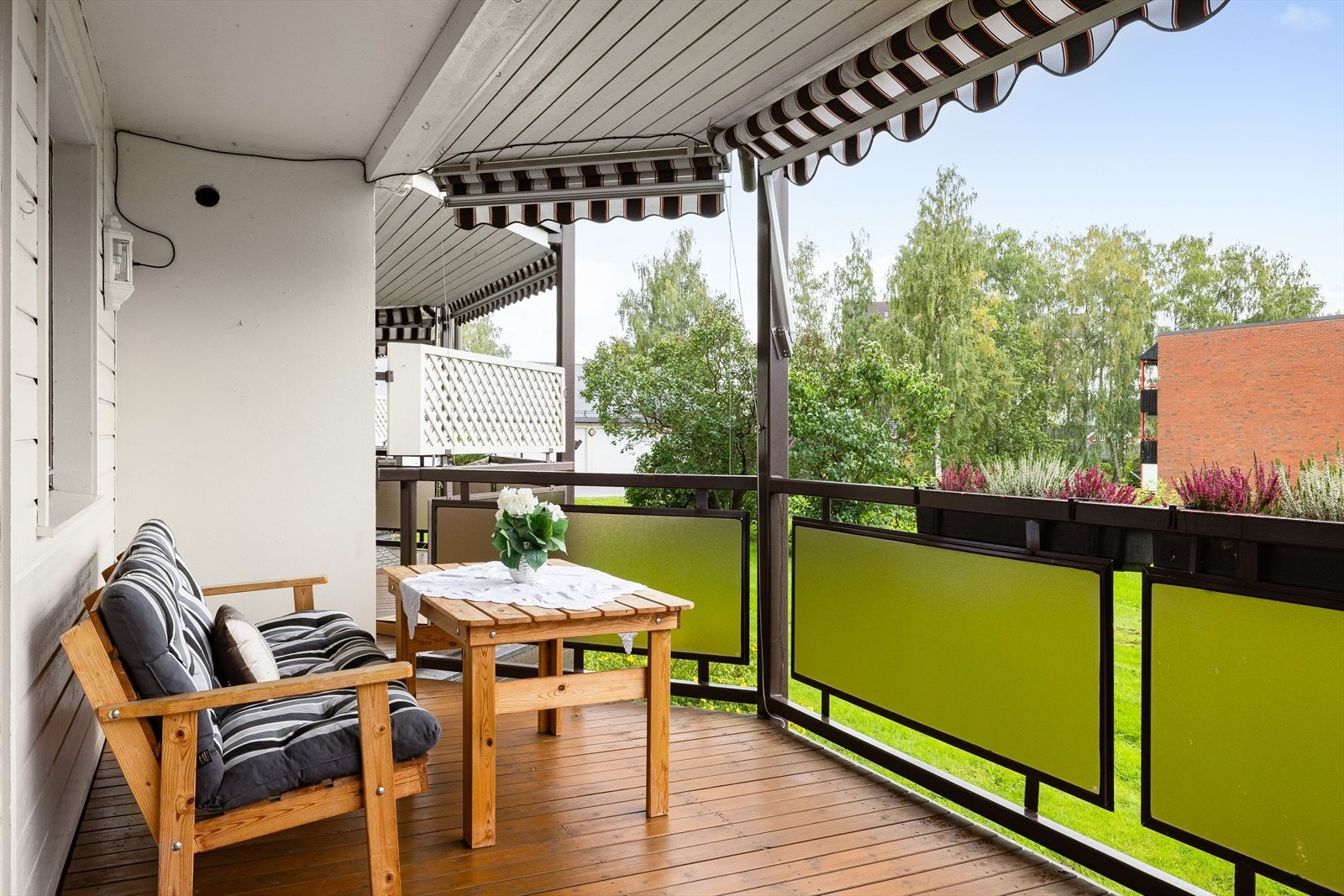 Fra stuen har du utgang til en hyggelig vestvendt balkong på ca. 13m². Beliggenheten mot vest sørger for gode solforhold på ettermiddag og kveld. Galleribilde