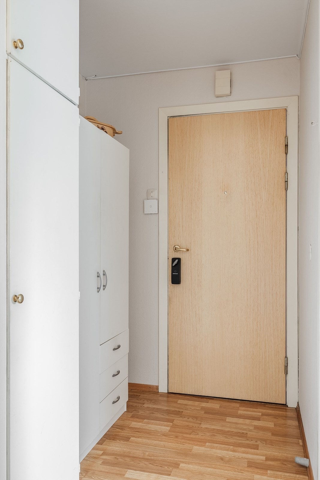 I entréen har du god oppbevaringsplass i romslig plassbygget skap i tillegg til frittstående garderobeskap som medfølger i handelen. Galleribilde