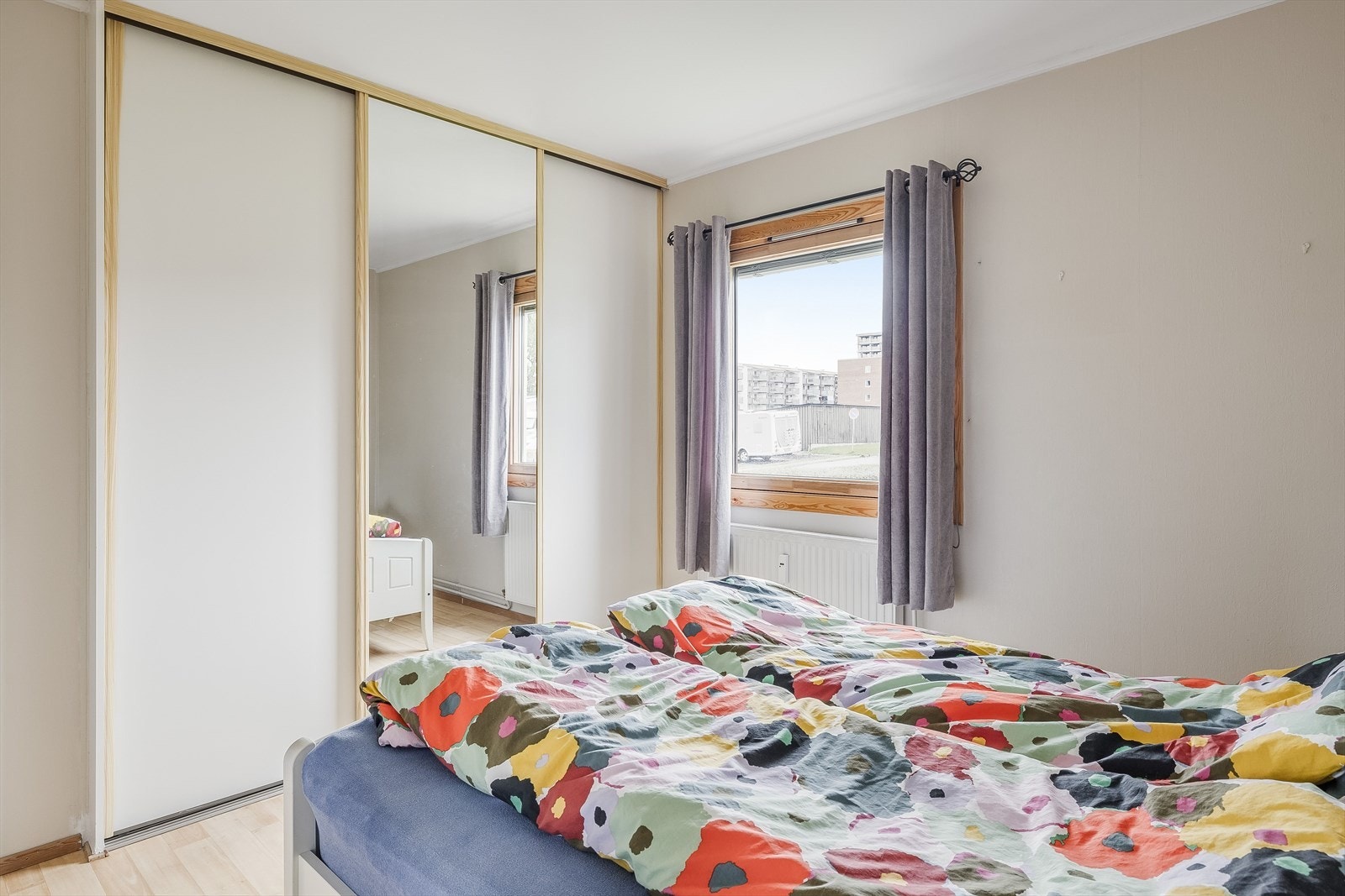 På soverommet har du rikelig med oppbevaringsplass i stor plassbygget skyvedørsgarderobe. Galleribilde