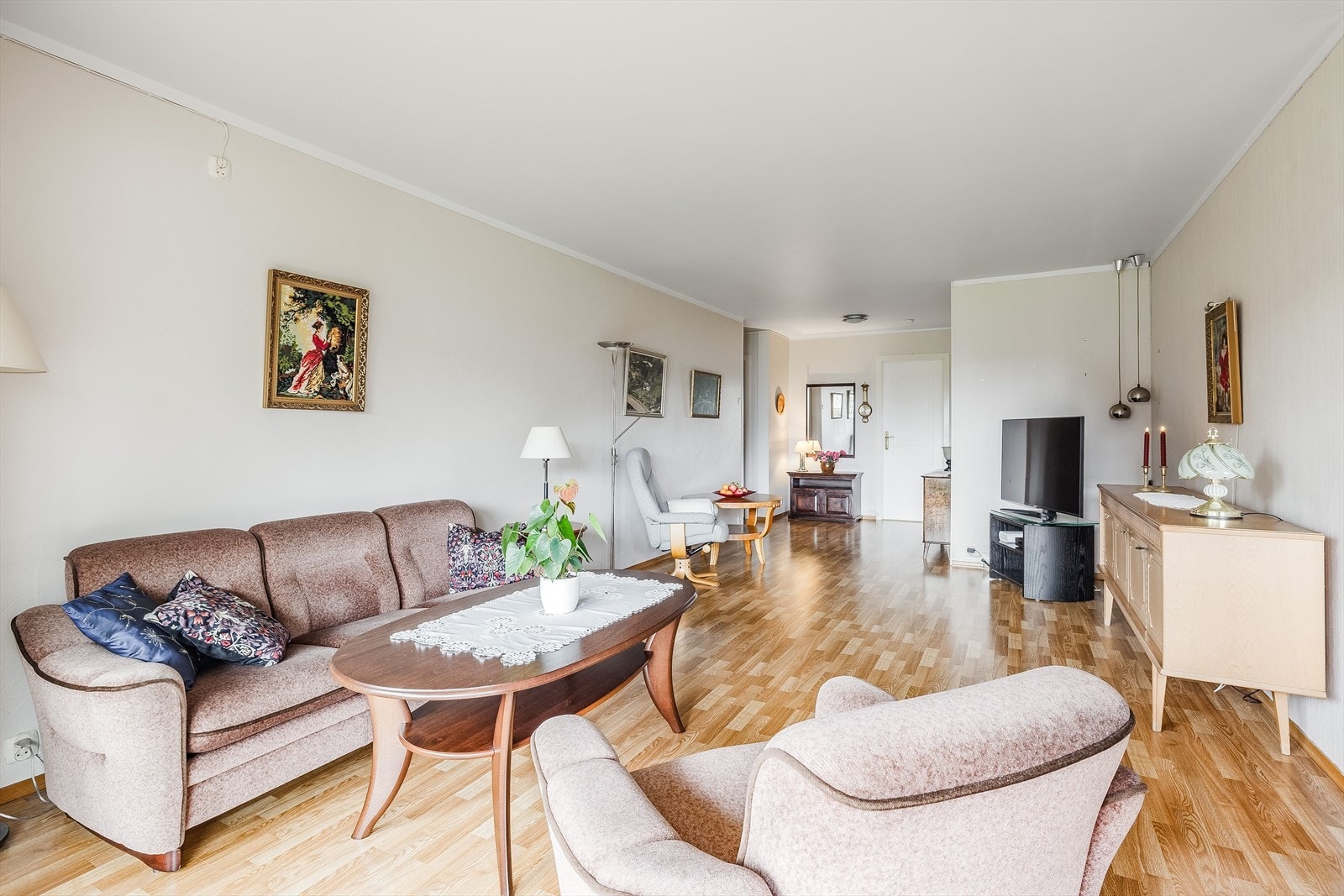 Stuen er romslig med god plass til sofagruppe med salongbord, tv-benk og annet ønskelig møblement. I tilknytning til kjøkkenet er det også plass til spisebord. Galleribilde