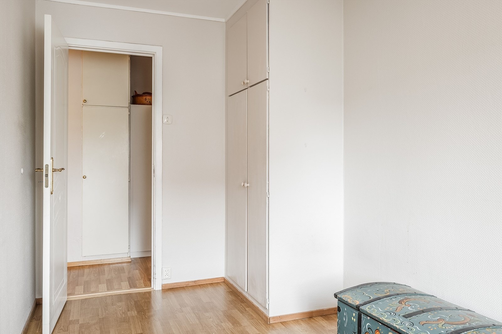På soverommet er det plass til seng, kontorpult og oppbevaringsplass i plassbygget garderobeskap. Galleribilde