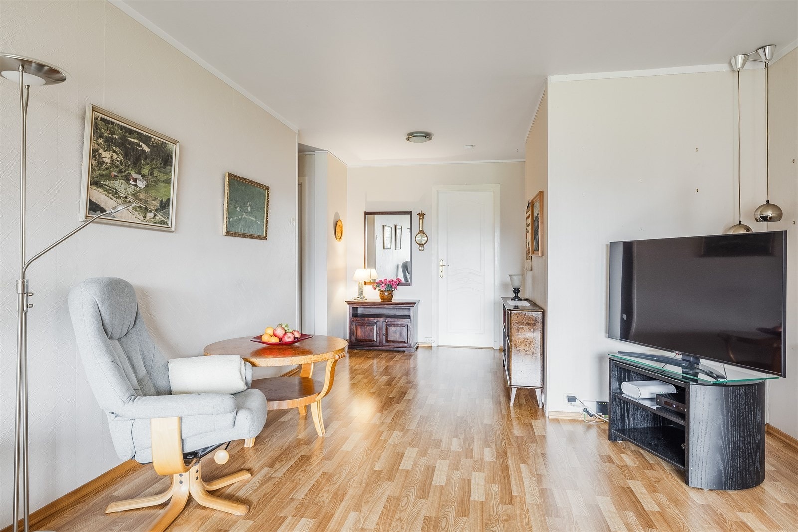 Leiligheten holdes god og lun på vinterstid med fjernvarme til radiatorer. Á-konto oppvarming er inkludert i felleskostnadene. Galleribilde