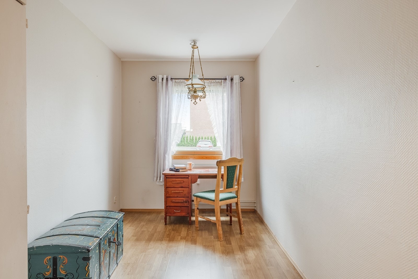 Soverom 2 er et lyst og hyggelig rom som passer fint som barnerom, gjesterom eller kontor. Galleribilde