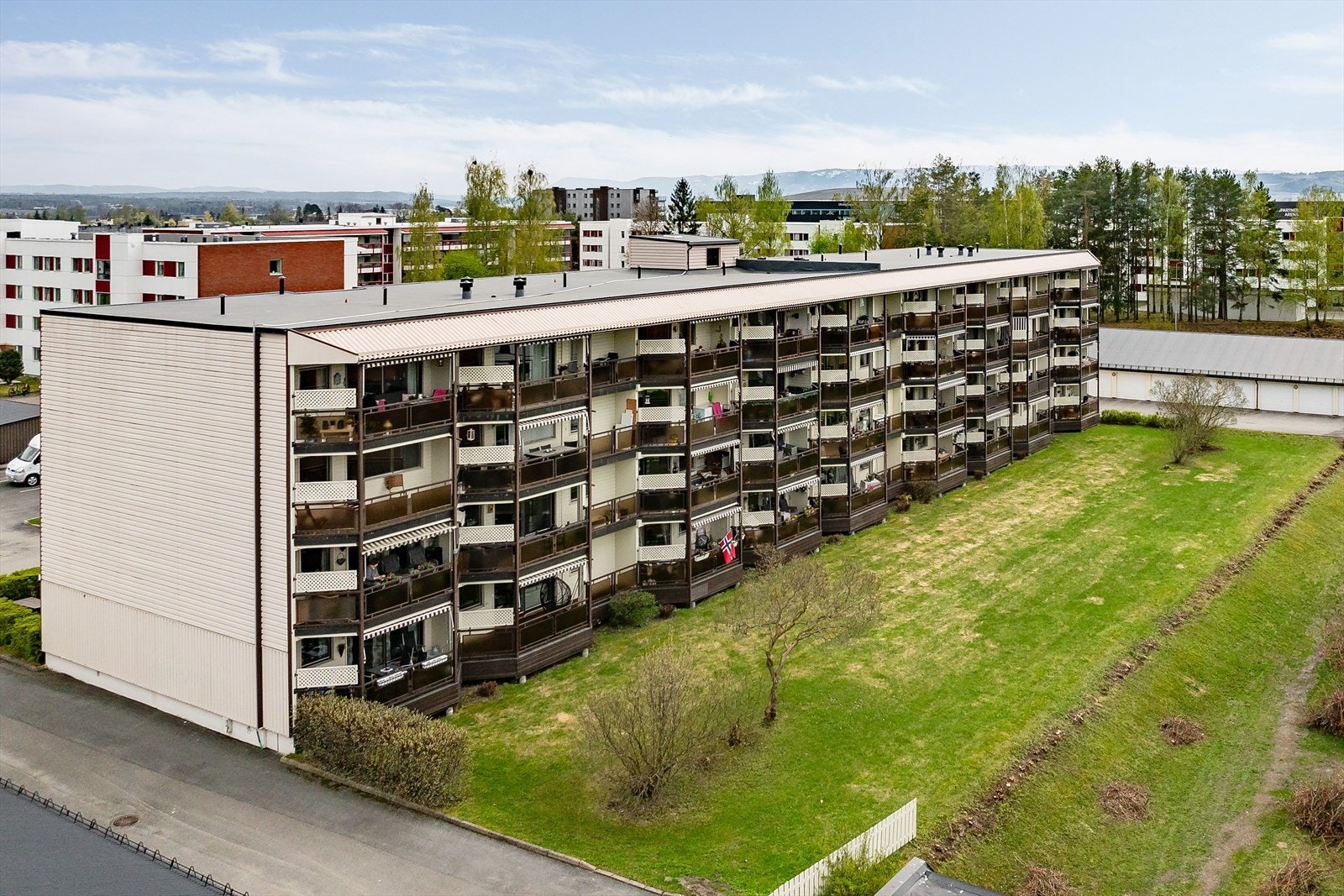 Leiligheten ligger på Hamar Vest, med de viktigste servicefunksjonene like i nærheten, samt flotte turområder langs Mjøsa og i Furuberget. Galleribilde