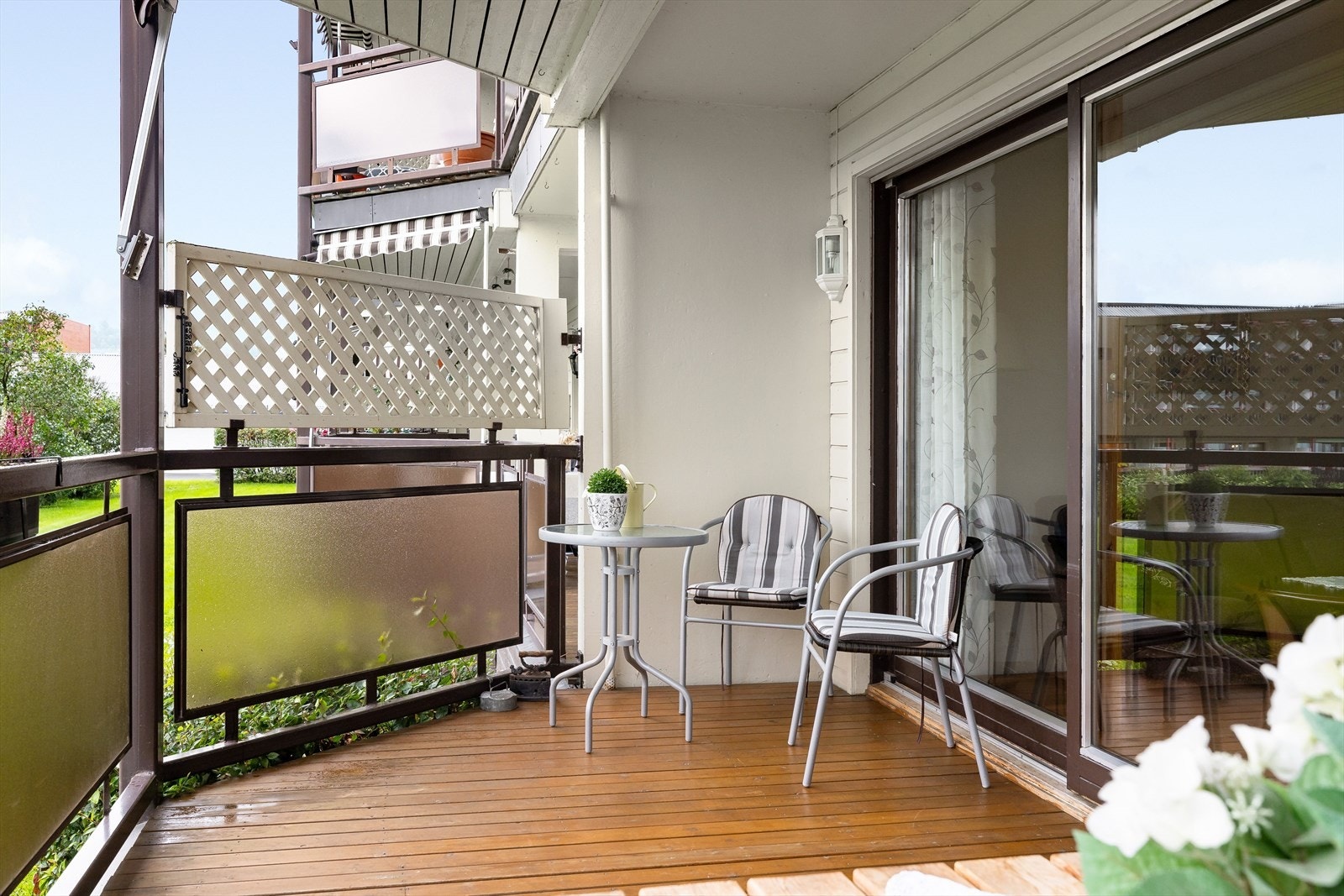 Balkongen er overbygget, har terrassebord på gulv og god plass til sittegruppe etter eget ønske og behov. Det er også montert markiser og utebelysning. Galleribilde