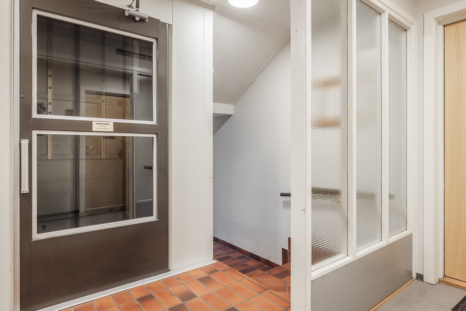 Felles trapperom med heis. Leiligheten disponerer en kjellerbod på ca. 8m². Galleribilde
