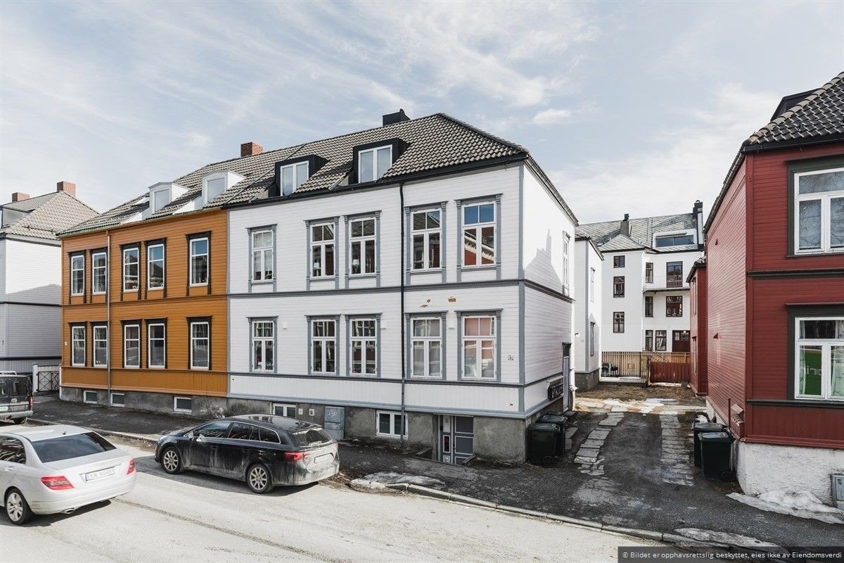 Fasade. Sentralt beliggende på Møllenberg. Soneparkering rett utenfor bygget! Galleribilde