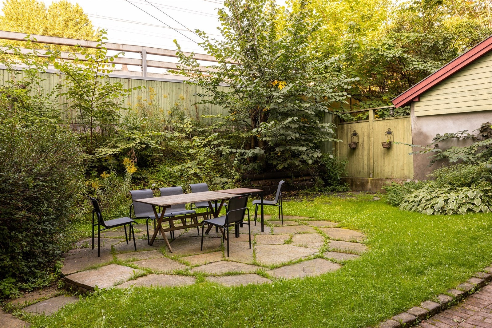 Borettslaget har en frodig felles bakgård. Galleribilde