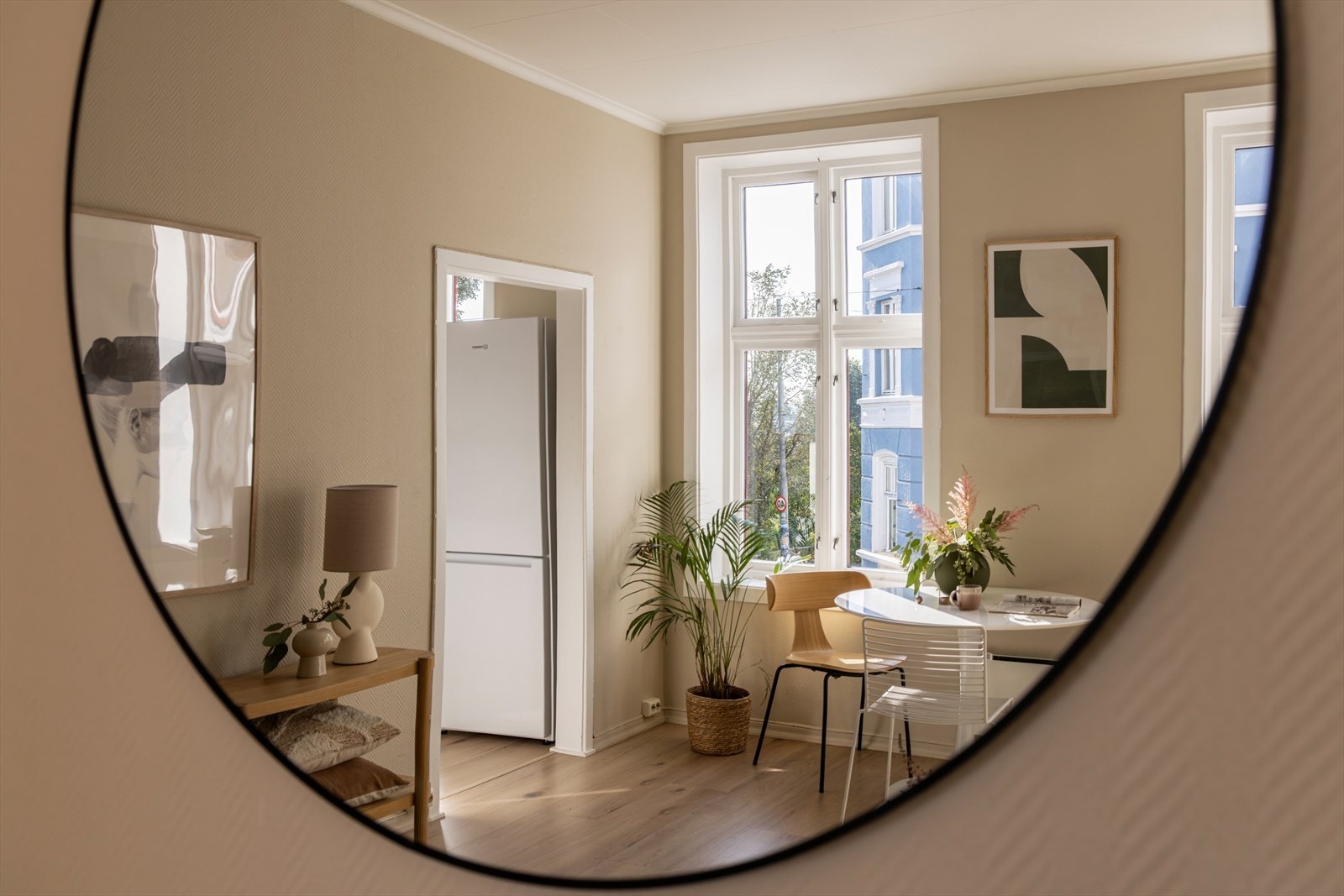 Den sosiale stuen er åpen og luftig, med plass til alt man trenger i hverdagen. Galleribilde